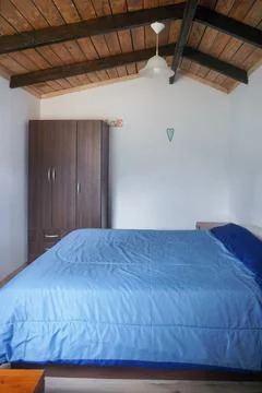 Bedroom interior with bedside table and blue bedclothes Foto stock