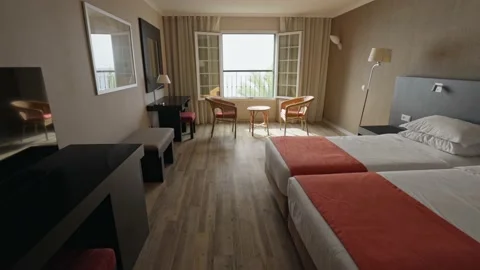 Beds, table and two chairs in classic hotel room. Cozy place to relax. Camera 스톡 동영상 214658248