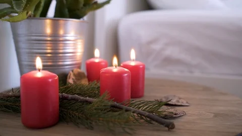 Bedside table with authentic Chrismas decoration and lit candles. Vídeo Stock 102657007