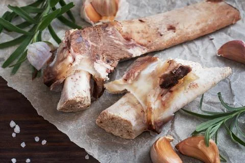 Beef bone and vegetable ingredients for cooking broth. Healthy food with co.. 스톡 사진