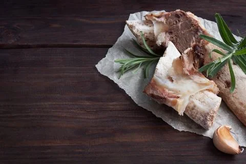 Beef bone and vegetable ingredients for cooking broth. Healthy food with co.. Foto stock