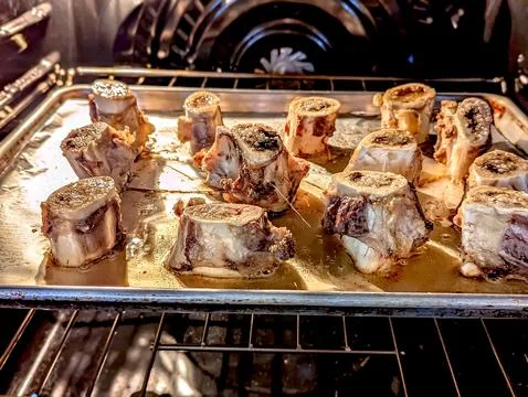 Beef bone marrow pieces in the oven on a tray ready for a meal Stockfoto's
