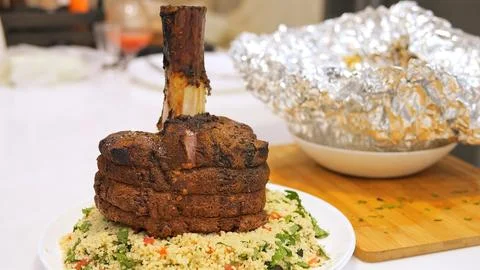 Beef on bone served with garnish on plate, highlighting rich flavor and tender Foto stock