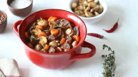 Beef bourguignon stew with carrots and mushrooms. French cuisine. Vídeo Stock 170111460