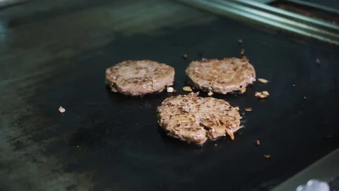Beef burger grilling professional flipping 動画素材 82500518