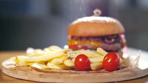 Beef burger rotating 360 loop on the black plate background. 4K UHD video Video stock 336579427