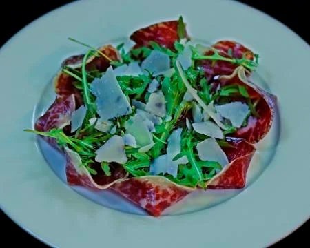 Beef carpaccio ( thin slices of beef ) with roket leaves and parmeesan cheese Foto stock