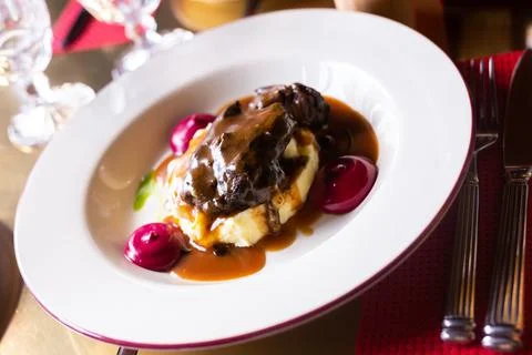 Beef cheek with mashed potatoes and currant oil Foto stock