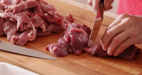 Beef chunks cutting, close-up Vídeo Stock 107884895