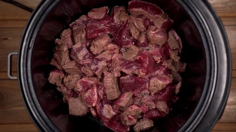 Beef cooked in a slow cooker is steam Vídeo Stock 129101085