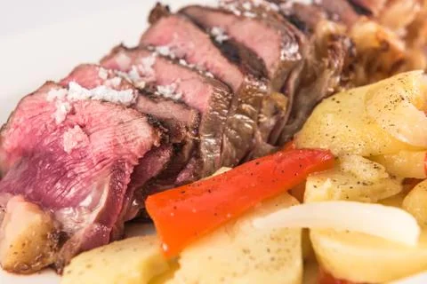 Beef cube roll dish with sliced baked potatoes. Foto stock