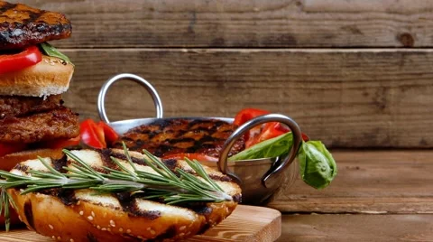 Beef double huge hamburger served on wooden plate Vídeos de archivo 63919272