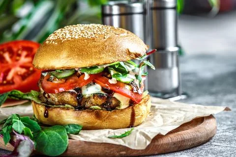 Beef Egg and Bacon Burger Served in Restaurant. American fastfood. Tasty Gour Foto stock
