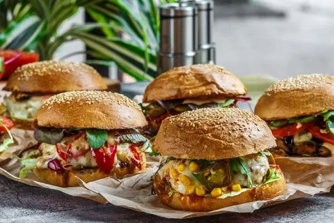 Beef Egg and Bacon Burger Served in Restaurant. American fastfood. Tasty Gour Foto stock