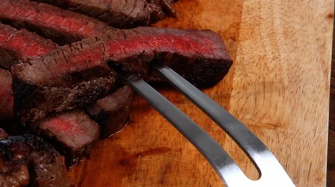 Beef fillet steak on fork over wooden board Vídeos de archivo 63926533