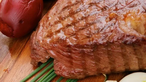 Beef ( lamb ) garnished with green lettuce and red pepper Vídeos de archivo 88909764