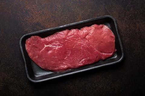 Beef lean raw fillet steak in black plastic container Foto stock