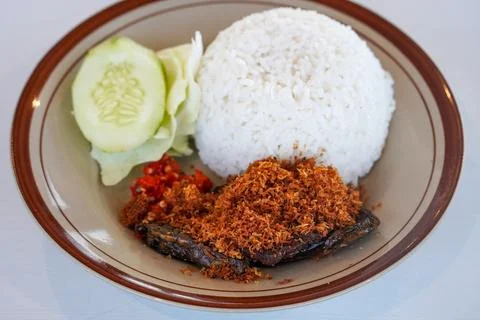 Beef lung rice topped with crispy spiced coconut serundeng Stock-Fotos