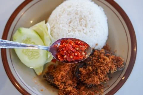 Beef lung rice topped with crispy spiced coconut serundeng Stock Photos