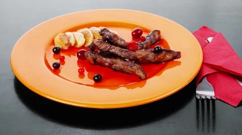 Beef meat with berries fried potatoes and cherry under sweet sauce Vídeos de archivo 67464264
