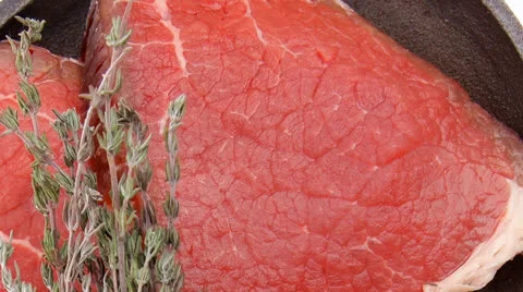 Beef meat fillet on pan Vídeos de archivo 25397120