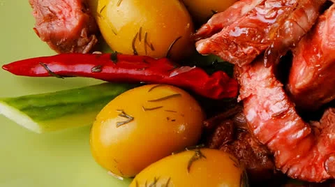 Beef meat served on green Vídeos de archivo 27197886