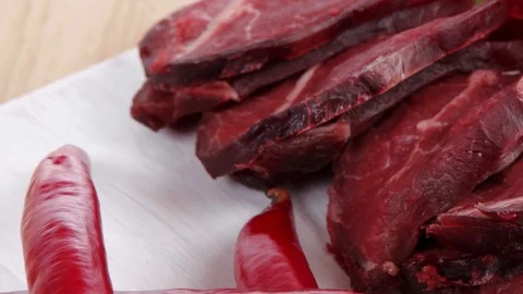 Beef meat slices with asparagus Vídeos de archivo 82705462