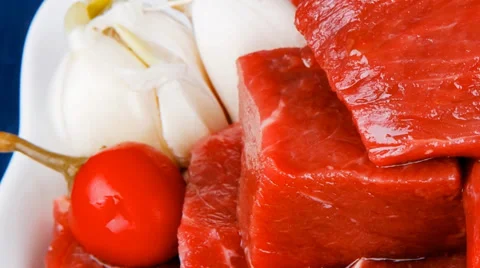 Beef meat slices over white bowls ready to prepare with red pepp Vídeos de archivo 38364255