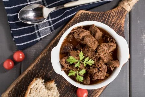 Beef meat stew in ceramic pot. Foto stock