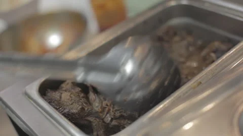 Beef in pan with slotted spoon Stockbeeldmateriaal 41960999