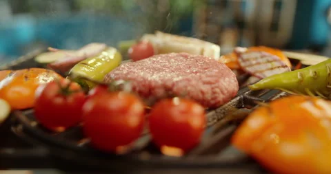 Beef patty falling on grill 스톡 동영상 311826759