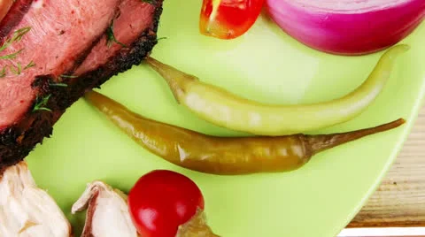 Beef on plate with peppers Vídeos de archivo 25110443