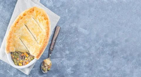 Beef pot pie or deep dish pie in baking dish, crust broken open, horizontal, top Foto stock