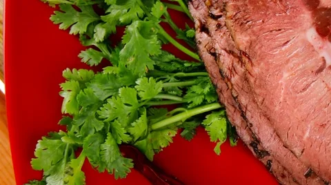 Beef on red plate with peppers 库存影片 50956010