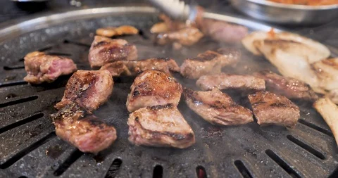 Beef sizzling on Korean barbeque Stock Footage 121054141