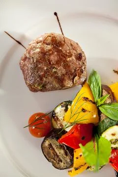 Beef Steak with BBQ Vegetables and Sauce Fotos Stock