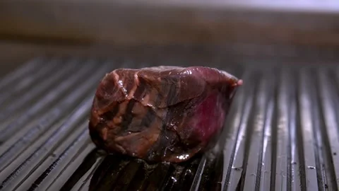 Beef steak being grilled. Slow motion. Vidéo 303745049