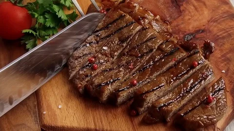Beef steak on the board cut with a knife slow motion Video stock 77516439