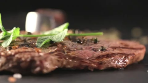 Beef steak on a board with spices Vídeo Stock 66522880