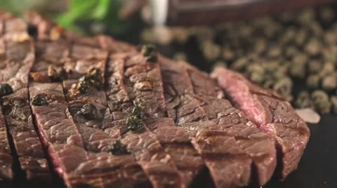 Beef steak on a board with spices Vídeo Stock 67108215