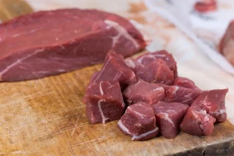 Beef steak cut into cubes. Red meat on the cutting board Foto stock