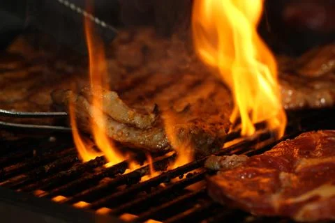 Beef steak on the grill with flames Foto stock
