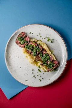 Beef steak with mashed potatoes medium roast on color texture Foto stock