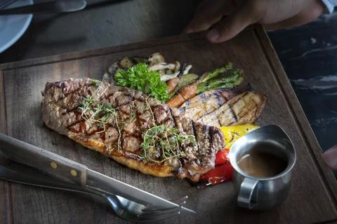 Beef Steak. Medium rare sliced grilled striploin beef steak. Foto stock