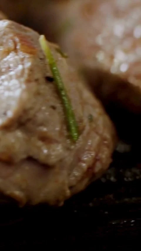 Beef steaks sizzle on grill with fresh green herbs Vídeos de archivo 334169653