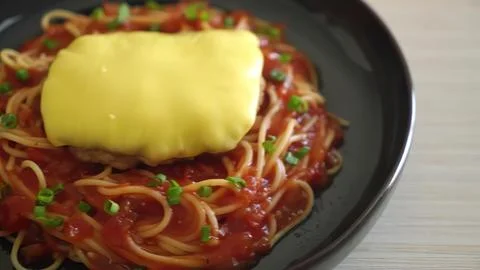 Beef stew with mashed potatoes in a black skillet Stock Photos