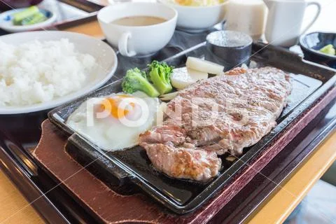 Beef Teppanyaki with Fried Egg Recipe (Japanese Steak) Stock Photos