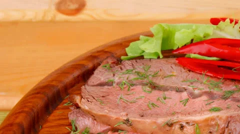 Beef on wooden plate Vídeos de archivo 26102121