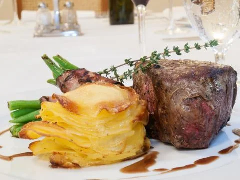 Beefsteak with beans in bacon Foto stock