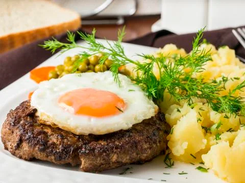 Beefsteak with fried egg and mashed potatoes close-up 스톡 사진